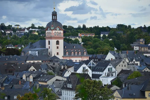 Een Luchtfoto Van Het Stadsgezicht Weilburg Omringd Door Gebouwen — Stockfoto