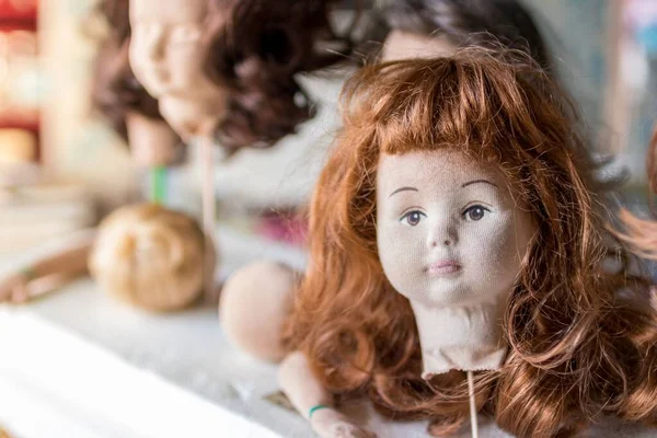 Ένα Κεφάλι Μιας Κούκλας Που Δημιουργείται Από Έναν Κατασκευαστή Κούκλων — Φωτογραφία Αρχείου