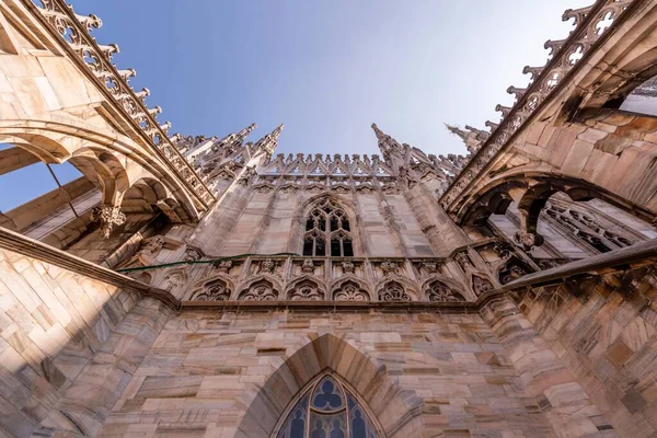 ミラノ大聖堂の外観の低角度ショット — ストック写真