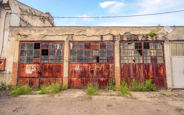 Old Wrecked Warehouse Building Blue Sky Background — Stock Photo, Image