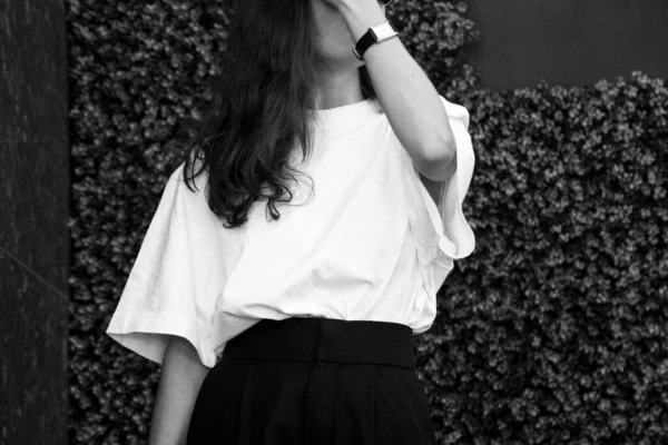 Detailní Odstín Pózující Ženy Černých Kalhotách Bílé Košili — Stock fotografie
