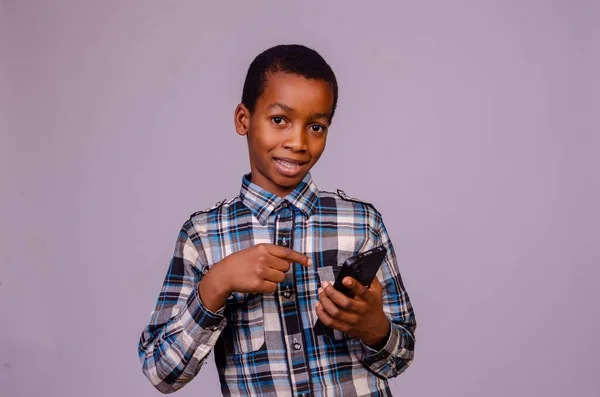 Niño Con Una Camisa Cuadros Sosteniendo Teléfono Celular Sobre Fondo —  Fotos de Stock