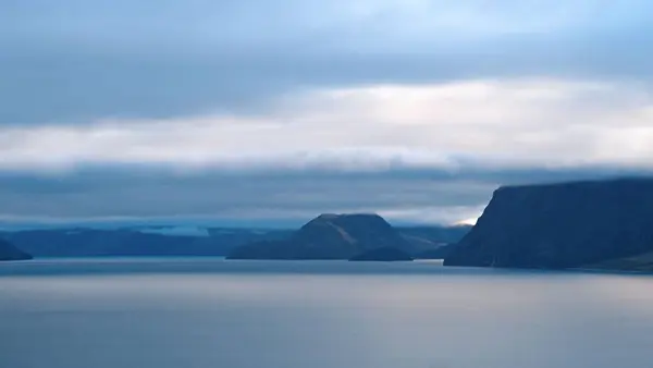 Vacker Utsikt Över Havet Omgiven Berg Molnig Dag — Stockfoto