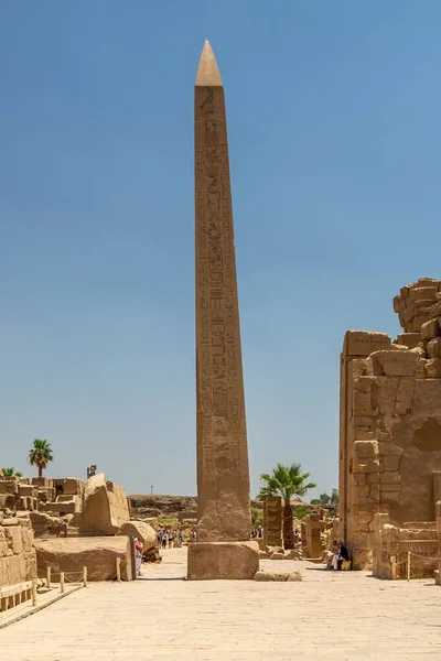 Táj Kőszobrok Híres Karnak Templom Alatt Napfény Kék Luxor Egyiptom — Stock Fotó