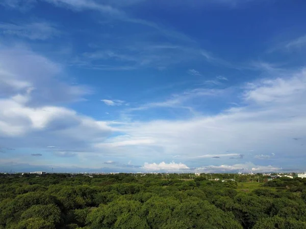 蓝天下的乡村绿地的鸟瞰图 — 图库照片