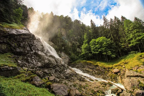 Una Vista Impresionante Cascada Lares Pinzolo Día Soleado —  Fotos de Stock