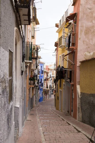 Een Verticale Opname Van Een Smalle Straat Met Kleurrijke Gebouwen — Stockfoto