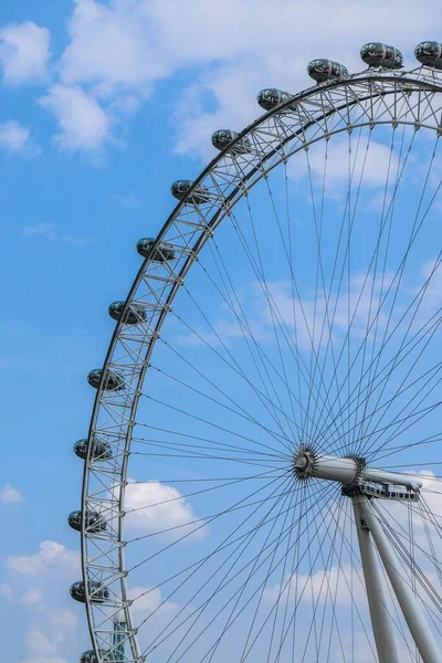 Tiro Vertical London Eye Millennium Wheel Sob Céu Azul Dia — Fotografia de Stock