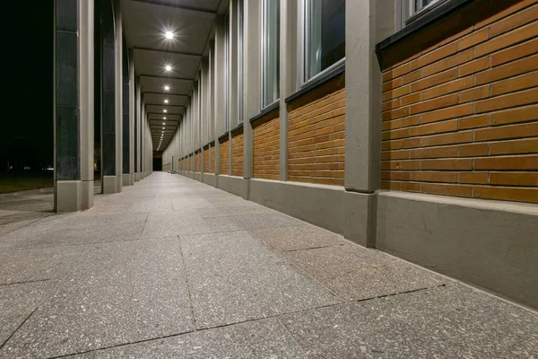 Ein Beleuchteter Säulengang Einer Modernen Hausfassade — Stockfoto