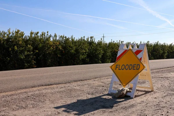 Orange Warning Flooded Sign Dusty Road Fresno — Stock Photo, Image