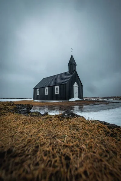 Plano Vertical Iglesia Budakirkja Reflejo Agua Frente Budir Islandia — Foto de Stock