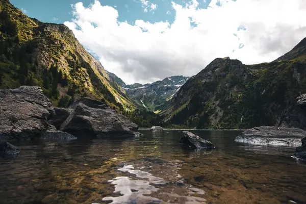 Ein Fluss Umgeben Von Bergen Gegen Einen Bewölkten Himmel — Stockfoto