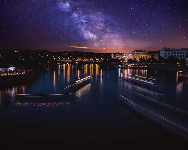 布拉格Vltava河上的船只在夜晚与迷人的星空一起长时间曝光的照片 — 图库照片