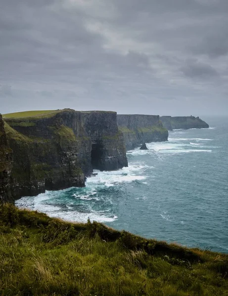 Vertikal Utsikt Mohers Eviggrønne Klipper Irland Dyster Dag – stockfoto