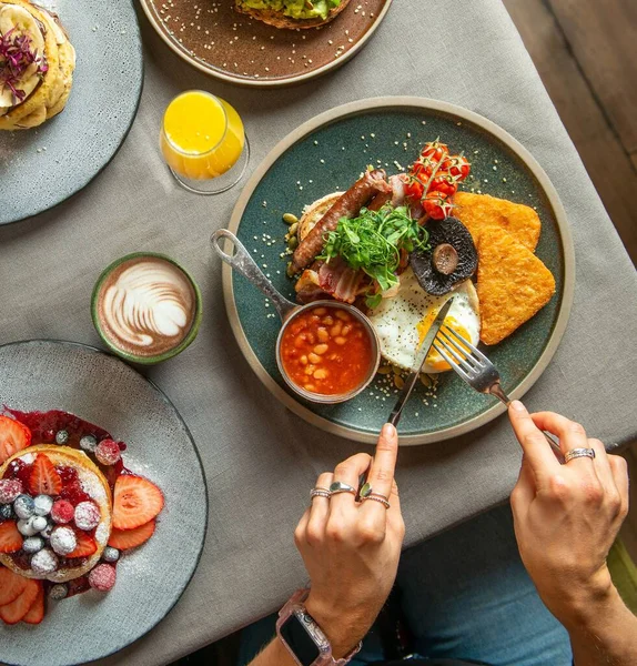 様々な料理とテーブルの垂直閉鎖 伝統的な英語の朝食 — ストック写真