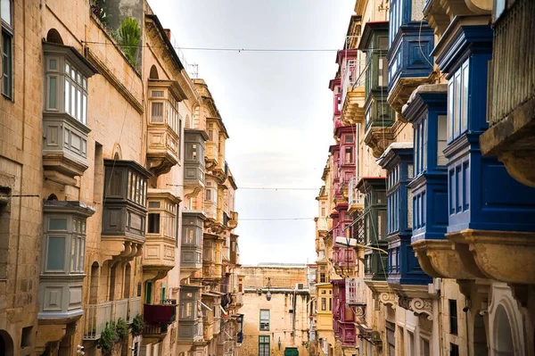 Typische Enge Gassen Mit Bunten Balkonen Valletta Malta — Stockfoto
