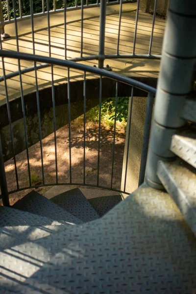Merdiveni Olan Bir Binanın Içi — Stok fotoğraf