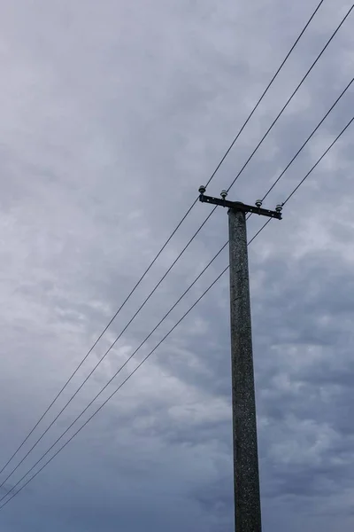 送電塔と雲の空垂直 — ストック写真