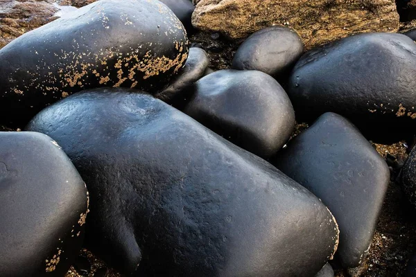 Крупним Планом Чорні Камені Піщаному Пляжі — стокове фото