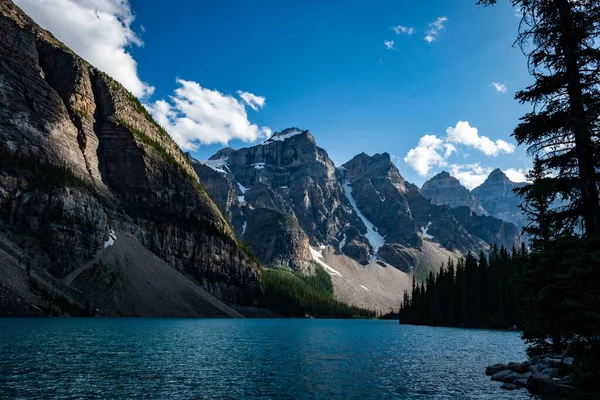 在晴朗的晴天 加拿大落基山脉的一个莫兰湖 — 图库照片