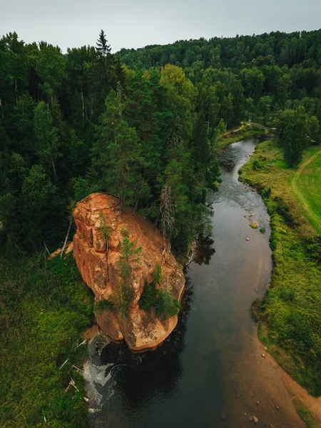 ラトビアの風光明媚な砂岩の形成と緑の自然の垂直空中ビュー ズヴァルテス ロック — ストック写真