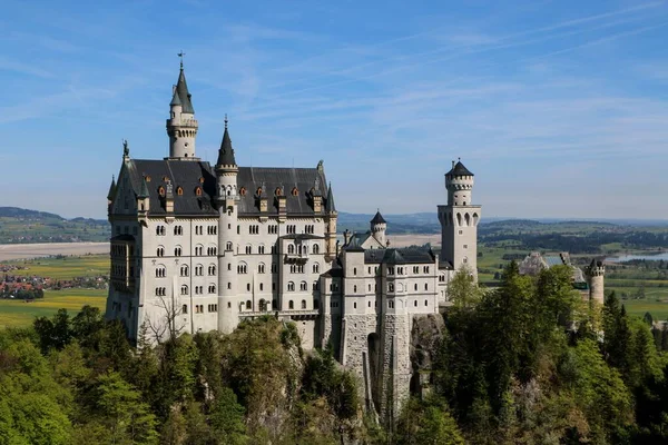 Drohnenblick Auf Schloss Neuschwanstein Inmitten Grüner Wiesen Und Bäume Schwangau — Stockfoto