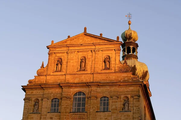 德国安贝格玛丽 希尔夫朝圣教堂的一张低角度照片 阳光照射下 背景为蓝天 — 图库照片