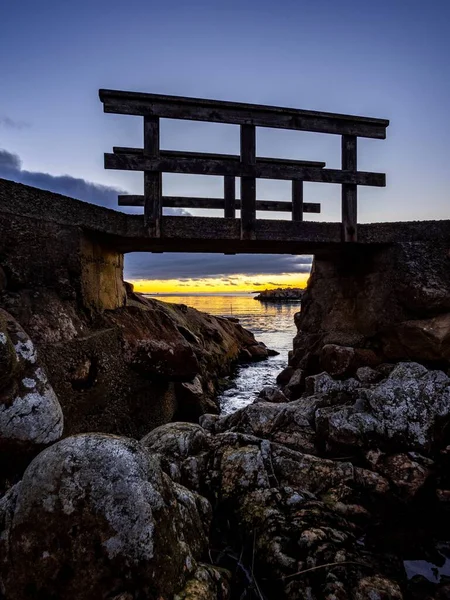 Μια Μικρή Γέφυρα Ανάμεσα Βράχια Θαλασσογραφία Κατά Διάρκεια Του Ηλιοβασιλέματος — Φωτογραφία Αρχείου