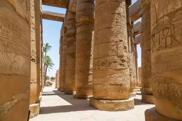 아래서 카르나크 신전을 조각하고 이집트 룩소르의 하늘을 기둥들의 — 스톡 사진