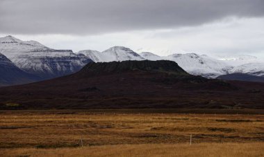 Arkasında karlı bir aralık olan Eldborg Dağı manzarası. Snaefellsnes, İzlanda.