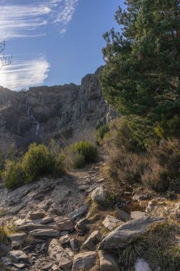 Valverde de los arroyos 'da güneşli bir günde kayalık bir dağ manzarası. Guadalajara, İspanya