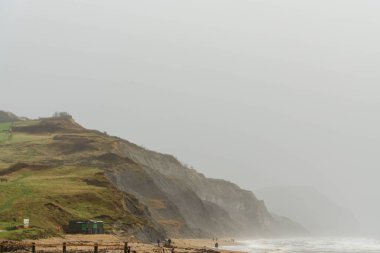 Charmouth Plajı, Dorset, İngiltere 'de bir yağmur fırtınası sırasında.