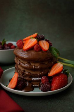 Çikolatalı krep ve dutlu güzel bir yakın çekim.