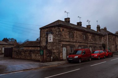 Harrogate, Birleşik Krallık 'ta kırmızı arabalı bir binanın geniş bir görüntüsü.