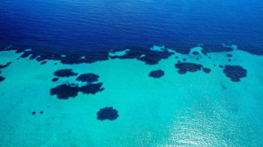 Renkli deniz yüzeyinin havadan görünüşü