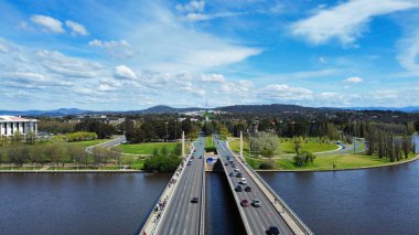 Canberra, Avustralya 'daki Burley Griffin Gölü üzerindeki İngiliz Cumhuriyeti Bulvarı ve Köprüsü' nün havadan görünüşü
