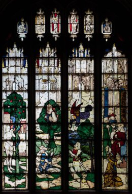 İngiltere, Fairford 'daki St. Mary Kilisesi pencerelerinin dikey görüntüsü.