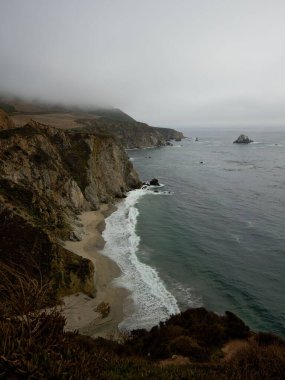Sisli bir sis uçurumun üzerinde