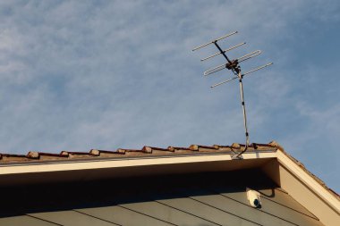 TV antenine ve çatıdaki alarma yakın çekim