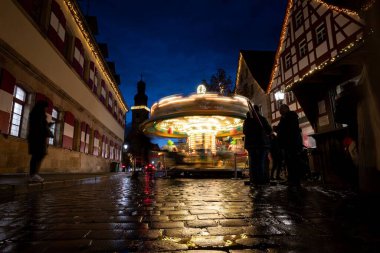 Yağmurlu bir günde binaların etrafında yürüyen insanların yakın çekim görüntüleri.