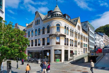 Aalesund, Norveç 'te Kongens Gata ve Einarvikgata. caddelerinin köşesindeki ünlü binalar.