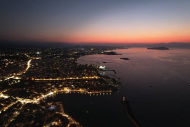 Chania şehri. Akşamları aydınlatılmış binalar. Girit, Yunanistan.