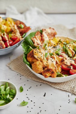 Sebzeli ve soslu sağlıklı salata.