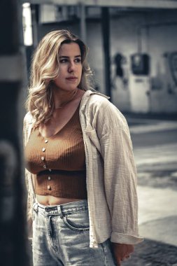 Boş bir binanın içinde duran bir kadının yakın çekimi ve güneş ışığı...