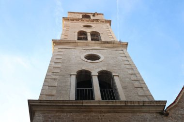 St. John Kilisesi çan kulesinin alçak açılı görüntüsü. Sibenik, Hırvatistan.