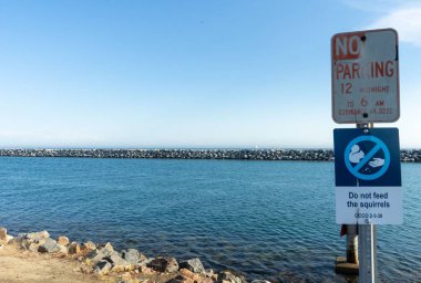 Kaliforniya 'daki Dana Point Körfezi' ndeki uyarı işaretleri.