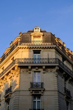 Paris, Fransa 'da güneşin altındaki tarihi bir binanın dış kısmının dikey çekimi.