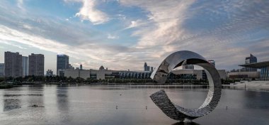 Galaxy Meydanı, Tianjin, Çin 'de gün batımından önce Kültür Merkezi