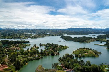 Birçok göl, nehir ve su deposunun Guatape manzarası