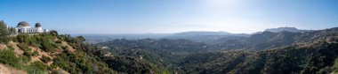 Güzel bir yaz gününde Griffith Bservatory ve Hollywood 'un hava manzarası.